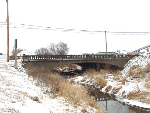 Photo of the Vine Street Bridge in Fayette County, Iowa.